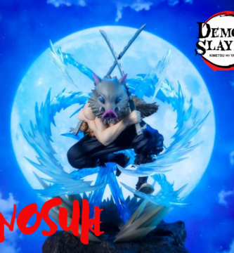 Figura de Inosuke Hashibira, personaje principal de la serie de anime Demon Slayer, Kimetsu No Yaiba. Personaje saltando sobre fondo azul con luna, logo de la serie en la parte superior derecha y nombre de Inosuke en rojo en la parte inferior izquierda