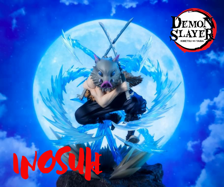 Figura de Inosuke Hashibira, personaje principal de la serie de anime Demon Slayer, Kimetsu No Yaiba. Personaje saltando sobre fondo azul con luna, logo de la serie en la parte superior derecha y nombre de Inosuke en rojo en la parte inferior izquierda