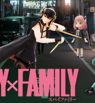 Figuras Spy X Family, arrasadora serie de anime y manga, delante de fondo de calle en Japón con nombre de la serie en la zona izquierda inferior en color rosa