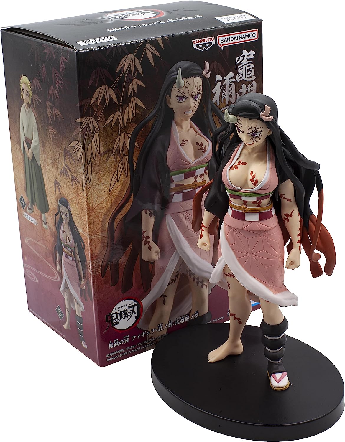 Figura anime de Nezuko con caja detrás de marca Banpresto